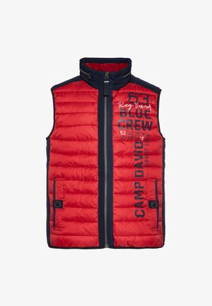 Gilet imbottito rosso con accenti blu navy, colletto alto, chiusura con zip e tasche laterali. Presenta dettagli di testo stampato e motivi sulla parte anteriore.