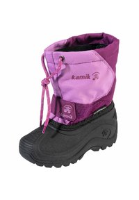 Botas de invierno a prueba de agua en púrpura y negro, con una suela de goma texturizada, cierre de cordón en la parte superior y un parche con logotipo de la marca.