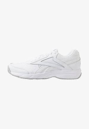 Witte sportieve schoen met een glad leren bovenwerk, geprofileerde mesh accenten, platte veters, een gevoerde zool en een duurzame rubberen buitenzool.