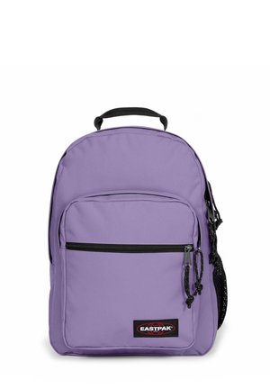 Lilla Eastpak rygsæk med lynlåslomme foran, sort håndtag og sidelomme i mesh, vist mod hvid baggrund.