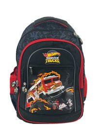 Zwarte en rode rugzak met een Hot Wheels Monster Trucks ontwerp, voorzien van een vlammenpatroon en een voorvak met ritssluiting dat een vrachtwagenafbeelding toont.