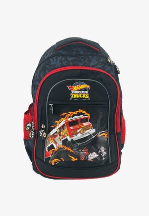 Zwarte en rode rugzak met een Hot Wheels Monster Trucks ontwerp, voorzien van een vlammenpatroon en een voorvak met ritssluiting dat een vrachtwagenafbeelding toont.