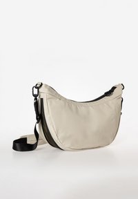 Beige Nylon-Schultertasche mit gekrümmter Form, schwarzen Akzenten, verstellbarem Tragegurt und einem Reißverschlussfach. Glatte Textur mit Logodetail.