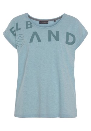 T-shirt bleu clair à manches courtes avec revers de manches roulés et inscription « ELB SAND » imprimée en grandes lettres sur la poitrine et les épaules.
