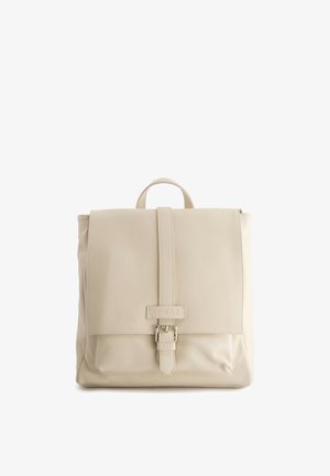 Beige læder rygsæk med tekstureret overflade, top håndtag og frontlåg med spænde lukning. Minimalistisk design med rektangulær form.
