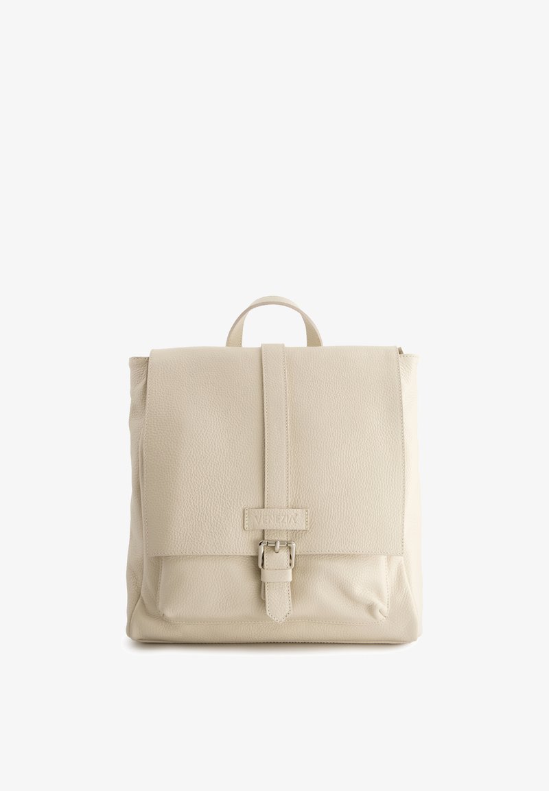 Beige læder rygsæk med tekstureret overflade, top håndtag og frontlåg med spænde lukning. Minimalistisk design med rektangulær form.