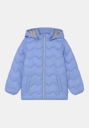 Lyseblå quiltet vinterjakke med hætte, lynlås foran, to sidelommer og elastiske manchetter på ærmerne.