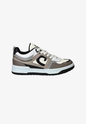 Sneaker, der aus einer Mischung aus schwarzen, weißen und beigen Materialien besteht, mit strukturierten Paneelen, einer gepolsterten Sohle und einem auffälligen Logo an der Seite.