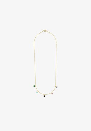 Naszyjnik z łańcuszka ze złota, ozdobiony różnokolorowymi zawieszkami, w tym zielonym geometrycznym kształtem, gwiazdą i perłą, o delikatnej teksturowanej powierzchni.