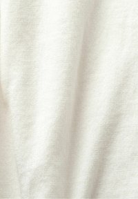 Jasno kremowa tkanina o miękkim, teksturowanym wykończeniu, z drobnym splotem i subtelnym połyskiem, idealna do odzieży lub akcesoriów.