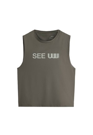 Ærmeløs ribbet olivengrøn cropped top med rund halsudskæring og delvist sløret hvid tekst "SEE U" foran.