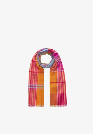 Longue écharpe légère à motif à carreaux orange, rose, rouge et bleu, soigneusement pliée avec des extrémités à franges sur fond blanc.