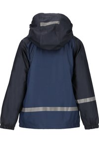 Marinblå vattentät jacka med reflekterande silverremsor, elastiska ärmslut och justerbar huva. Slät textur, minimalistisk design, vy från baksidan.
