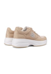 Le scarpe da ginnastica beige presentano una parte superiore in suede, inserti in rete e una suola in gomma bianca spessa. Gli accenti del logo decorano il lato di ciascuna scarpa.
