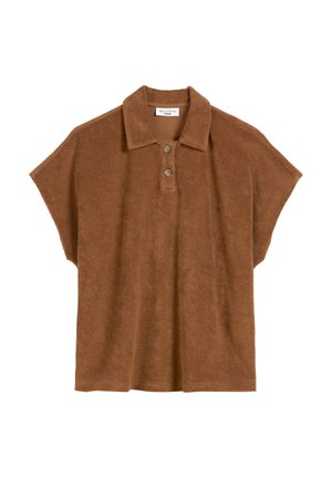 Braunes Poloshirt mit kurzen Ärmeln, zwei Knöpfen und weichem, strukturiertem Stoff, dargestellt vor weißem Hintergrund.
