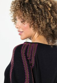 Ulla Popken EMBROIDERED STRIPE LONG SLEEVE TEE - Maglietta a manica lunga - black