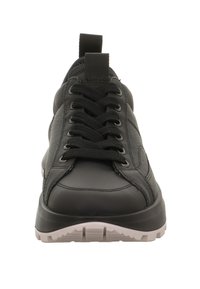 Sneaker in pelle nera con lacci neri spessi e suola in gomma bianca, vista frontale.