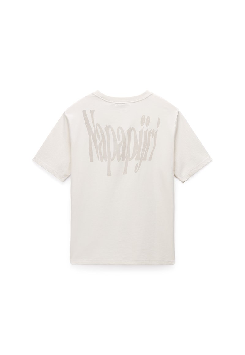 T-shirt en coton couleur crème avec des manches courtes, arborant un grand logo stylisé "Napapijri" imprimé en gris clair au dos.
