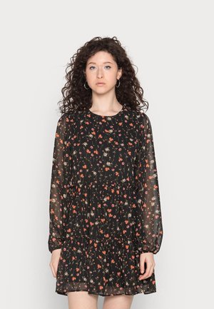 Vestido preto floral com mangas longas transparentes, apresentando uma bainha com babados e flores vermelhas e laranjas espalhadas sobre um fundo escuro.