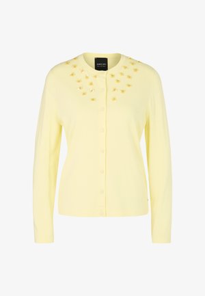 Gelbe Strickjacke mit langen Ärmeln, rundem Ausschnitt und Knopfleiste. Mit strukturierten Verzierungen an den Schultern für zusätzliche Details.