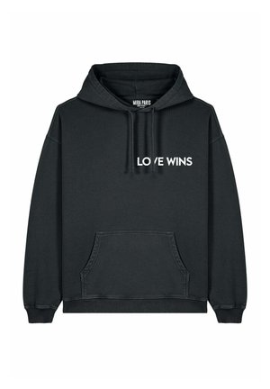 Hoodie noir en coton. Présente le texte 'LOVE WINS' en blanc, une poche kangourou et une capuche avec cordon de serrage. Design simple et décontracté.