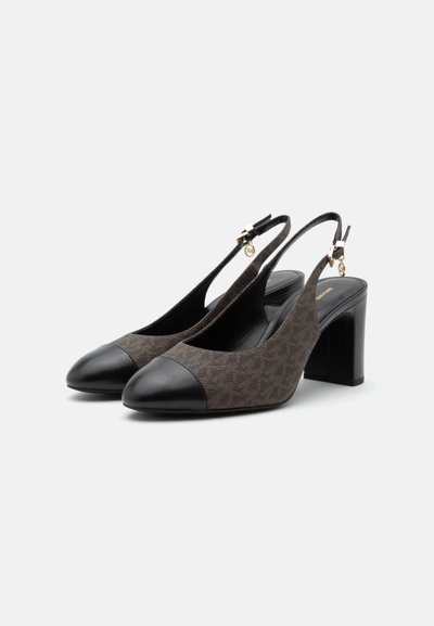 Кафяви сандали на ток със slingback дизайн с черни заоблени пръсти, блок токчета и златисти пряжки на светлосив фон.