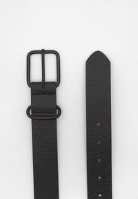 Curea de piele neagră cu un finisaj texturat. Dispune de o cataramă rectangulară neagră mată și de mai multe orificii de ajustare pe curea.