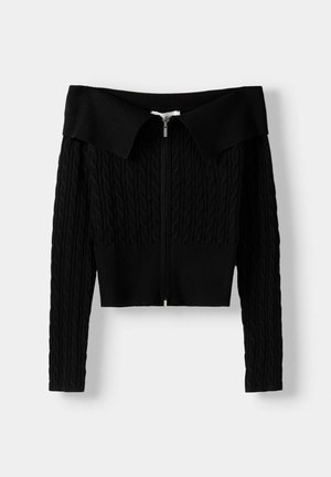 Schwarzer, kurz geschnittener Pullover mit schulterfreiem Design, Struktur aus Zopfmuster und gerippten Bündchen. Mit einem silbernen Reißverschluss an der Vorderseite.