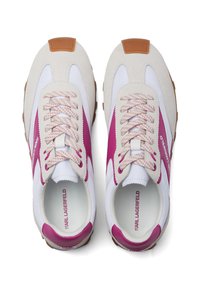 Baskets en suede gris, cuir blanc et accents roses. Elles disposent de lacets ronds et d'une semelle en caoutchouc marron. Marque Karl Lagerfeld à l'intérieur.