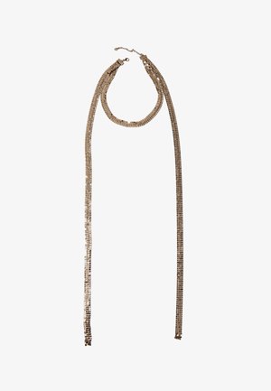 Guldtonet halskæde med flere tråde, der har en rund krave og to lange frynser, lavet af sammenkædede metalstykker med en glat overflade.