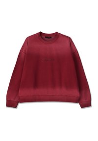 Bordový sweatshirt vyrobený z mäkkého materiálu, s rebrovaným okrajom okolo krku, spustenými ramenami a diskrétnou výšivkou 'pegador' na prednej strane.