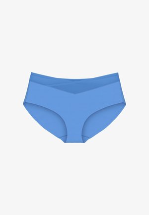 Niebieskie bezszwowe damskie majtki typu hipster z przezroczystym trójkątnym panelem z siateczki na pasie, na białym tle.