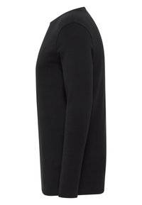 Czarna koszula z długim rękawem o okrągłym dekolcie, widoczna z boku, o prostym wzorze, dopasowanym kroju i gładkiej fakturze materiału.