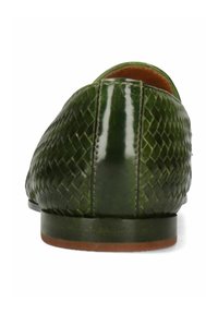Gröna vävda läderloafers med en glänsande yta, platt sula och rund tå. Slät textur med intrikata flätade detaljer.