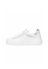 Sneaker bianca con suola spessa e testurizzata, tomaia in pelle liscia, accenti argentati sul tallone e di lato, con perforazioni e lacci rotondi.