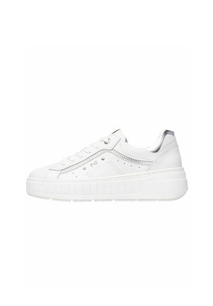 Sneaker bianca con suola spessa e testurizzata, tomaia in pelle liscia, accenti argentati sul tallone e di lato, con perforazioni e lacci rotondi.