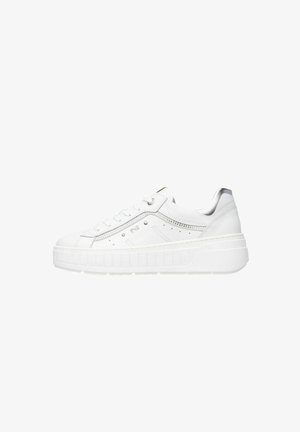 Basket blanche avec semelle épaisse et texturée, partie supérieure en cuir lisse, accents argentés sur le talon et le côté, dotée de perforations et de lacets ronds.