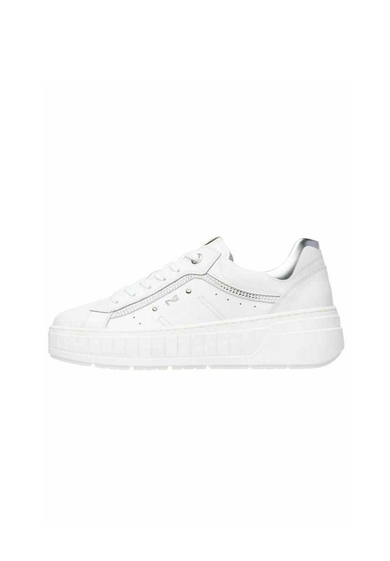Sneaker bianca con suola spessa e testurizzata, tomaia in pelle liscia, accenti argentati sul tallone e di lato, con perforazioni e lacci rotondi.