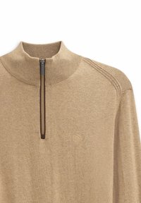 Beżowy sweter z wysokim kołnierzem i zapięciem na pół-zamek. Prążkowana faktura i lekki połysk. Dyskretne logo na klatce piersiowej.