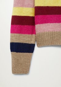 Manga de suéter con gruesas rayas horizontales en beige, azul marino, rosa intenso, burdeos, amarillo y rosa claro sobre un fondo blanco.