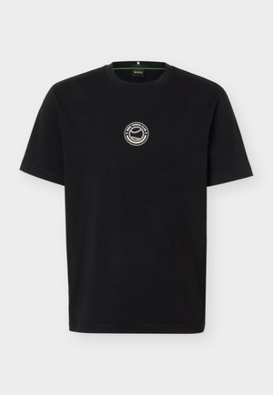 T-shirt noir à manches courtes avec col rond et petit logo circulaire blanc représentant une balle de tennis et le texte « BOSS TENNIS CLUB 1997 » sur la poitrine.