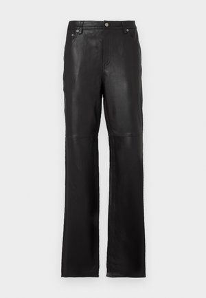 Calças de couro pretas com um design de perna reta, bolsos frontais e detalhes em botão metálico. Textura suave com costuras limpas.