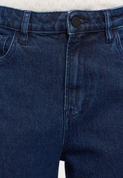 Jeans din denim albastru închis cu un design clasic cu cinci buzunare, având un sistem de închidere cu buton și bretele la talie. Material texturat.