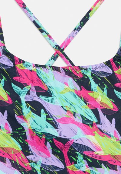 Μαγιό με λουριά που διασταυρώνονται και πολύχρωμο τροπικό μοτίβο ψαριών σε ρόζ, πράσινο, μωβ και μπλε σε σκούρο φόντο.
