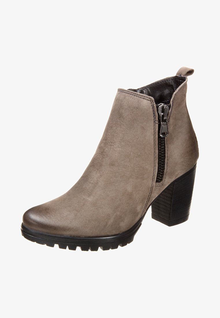 Botte cheville en suédine grise avec un talon épais, fermeture éclair latérale et semelle texturée pour une meilleure adhérence. Surface lisse avec des lignes épurées et un design moderne.