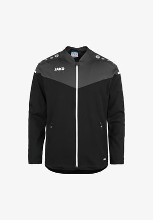 Schwarze und graue Sportjacke mit hohem Kragen, weißem Reißverschluss, Reißverschlusstaschen und Logo auf der Vorderseite, mit einem Farbblockdesign und Knopfakkzenten.