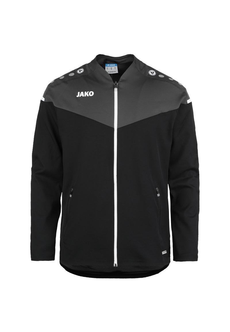Schwarze und graue Sportjacke mit hohem Kragen, weißem Reißverschluss, Reißverschlusstaschen und Logo auf der Vorderseite, mit einem Farbblockdesign und Knopfakkzenten.