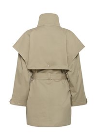 Bézs színű ballonkabát magas gallérral, túlméretezett köpeny dizájnnal, derékrészen övvel, gombos részletekkel az ujjakon, tartós anyagból készült.