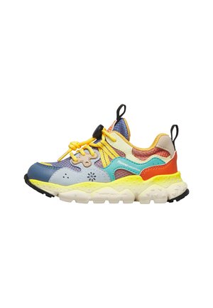 Bunter Kindersneaker mit gelben Schnürsenkeln, blauen, türkisfarbenen, orangefarbenen und grauen Paneelen, dicker weißer Sohle und schwarzen Zuglaschen an Zunge und Ferse.