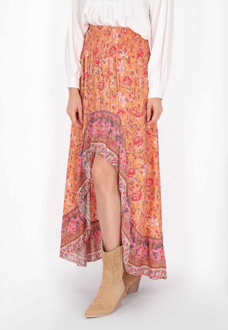 Oranje bloemen maxi rok met een high-low zoom en decoratieve rand. Ontworpen met een gerimpelde tailleband en gecombineerd met beige enkelboots.